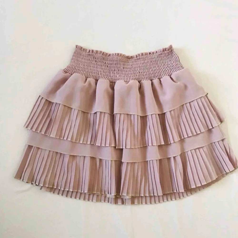 Fantastiskt vacker kjol från Neo Noir💕 Storlek Small. Mycket fint skick! Dyr i inköp, så gör ett fynd💁🏼‍♀️ Frakt 36kr💌. Kjolar.