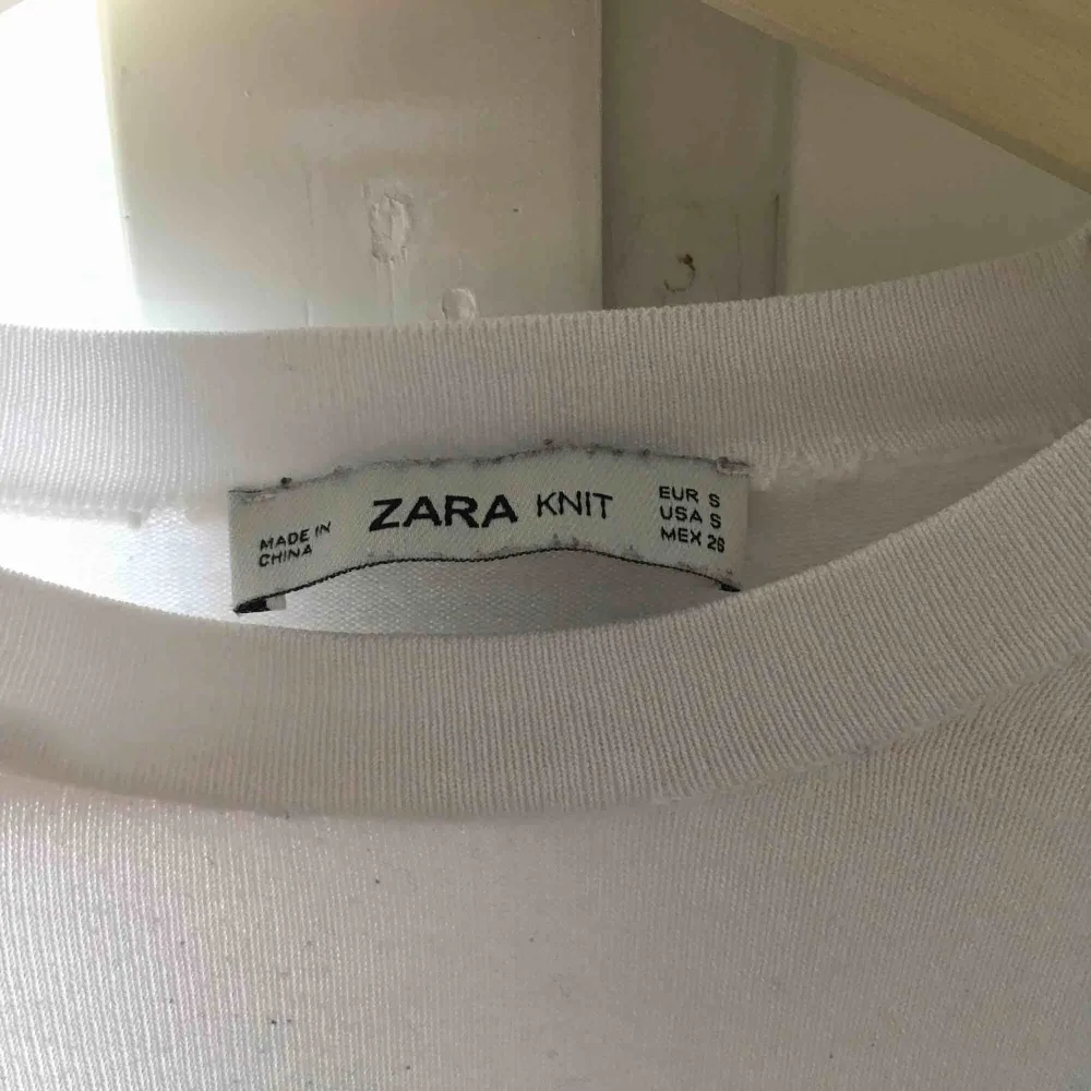 En tröja från zara använd några gånger, i gott skick förutom en liten fläck soja på en armen. Tröjor & Koftor.