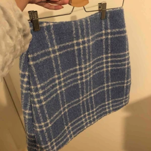  - Kjol ifrån monki använd max 5ggr. Tjockt material så en bra kjol till höst och vinter. Köparen står för frakt!