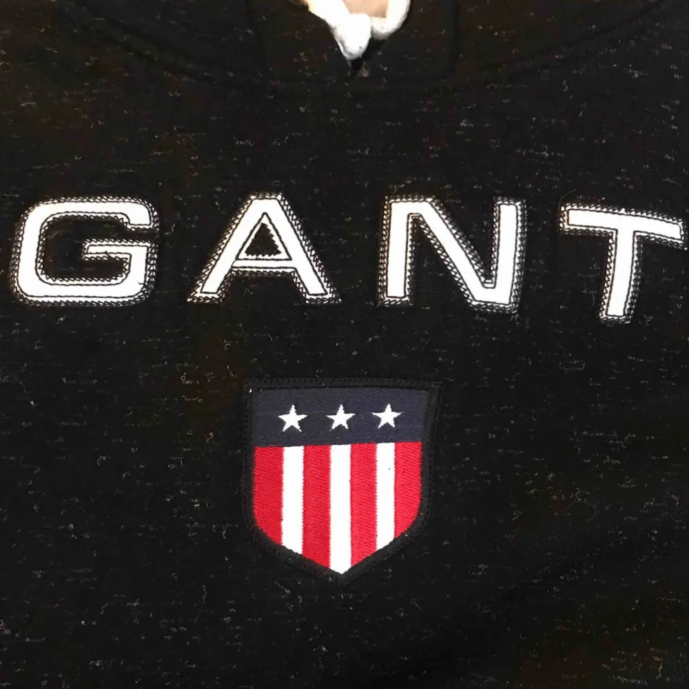 Jag säljer en svart hoodie från Gant. Jag säljer den för att jag växt ut den. Det är storlek M men passar S. Tröjor & Koftor.