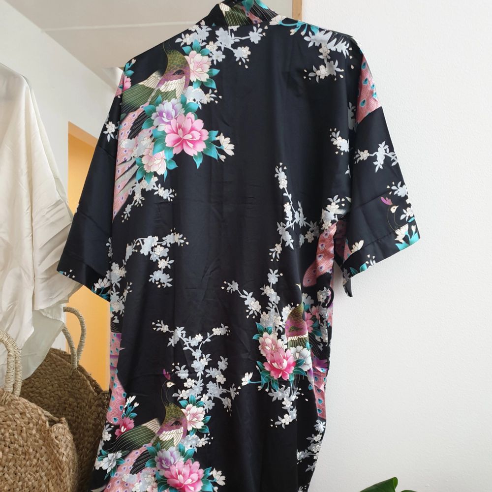 Vacker svart mönstrad kimono. Japansk inspirerad. fint att hänga upp och inreda med om man inte ska använda den! silkes. 120cm lång! ingen storlek men passar från S-L. Kan skickas annars finns i Malmö. Frakt ingår 💌. Övrigt.