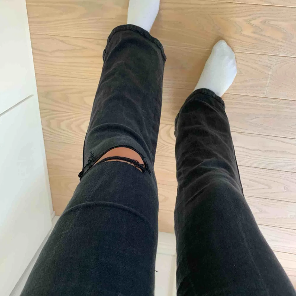 Supersköna jeans från Dr. Denim med hål på ett av knäna. Frakt 54kr. Jeans & Byxor.