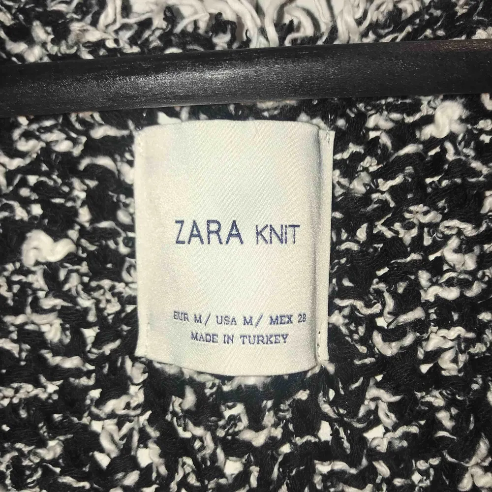 Svart-vit lång stickad kappa från Zara i stl. M. Stickat.