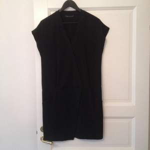 Oanvänd svart klänning från Zara