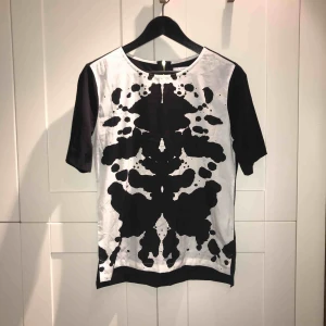  - T-shirt med komönster från Ivyrevel, stl. 36