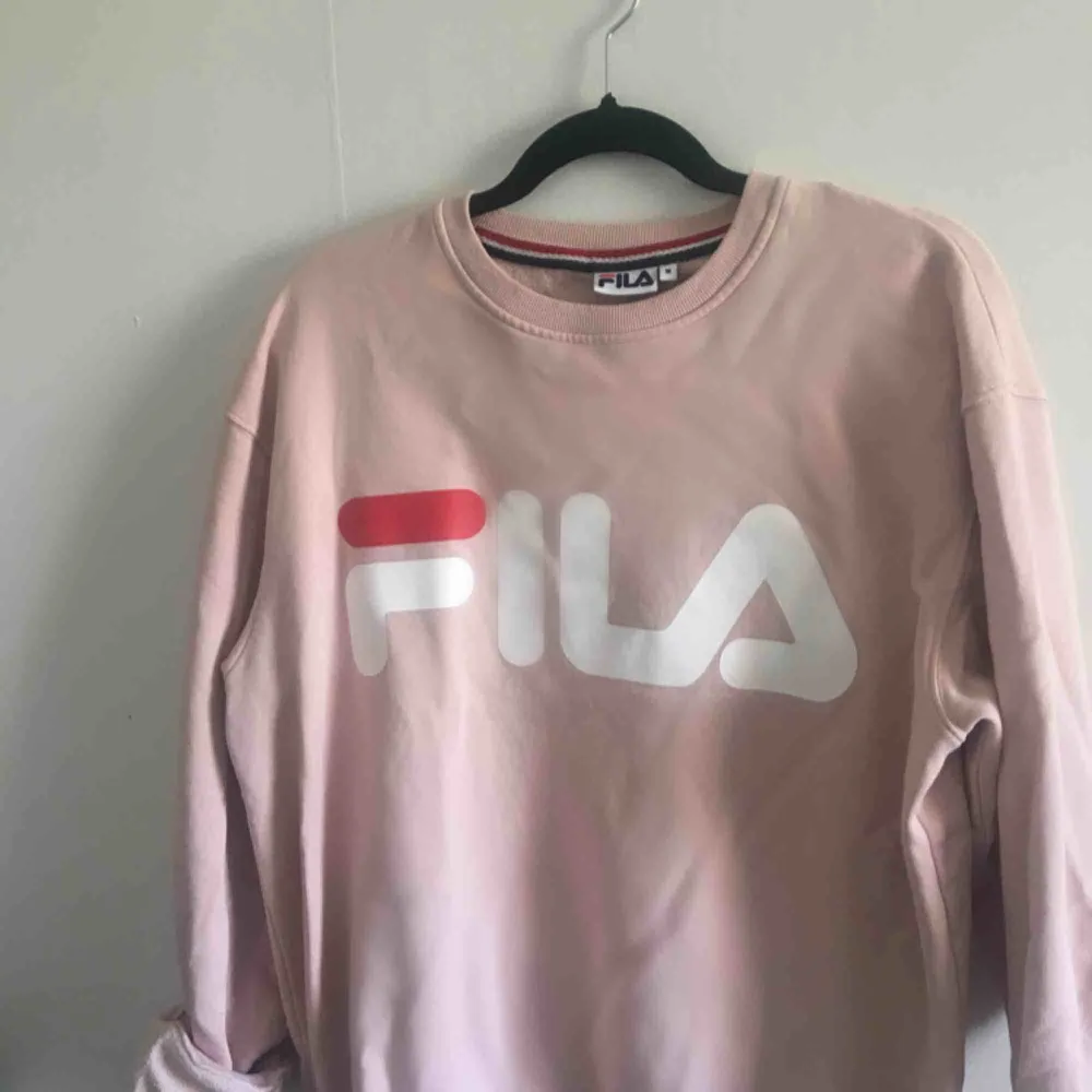 ljusrosa sweatshirt från Fila, i jättebra skick. Storlek M men är rätt stor i storleken.. Hoodies.