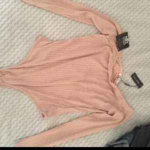  - Oanvänd off sholder body från nelly. Lapparna sitter kvar, väldigt skönt material 