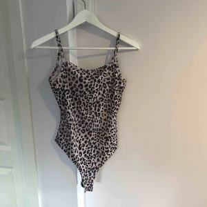  - Oanvänt Leopardmönstrat linne i S. Köpt på BikBok. Superskönt material 🐆