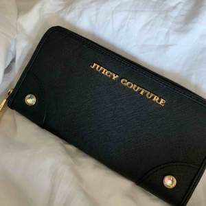 Äkta Juicy couture plånbok köpt i NYC. Fins skick, knappt använd bara legat i en låda i flera år. Finns en liten fläck på baksidan men den är knappt synlig (finns bild). Orginalpris är 800kr  Priset kan sänkas vid snabb affär