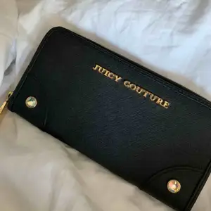 Äkta Juicy couture plånbok köpt i NYC. Fins skick, knappt använd bara legat i en låda i flera år. Finns en liten fläck på baksidan men den är knappt synlig (finns bild). Orginalpris är 800kr  Priset kan sänkas vid snabb affär