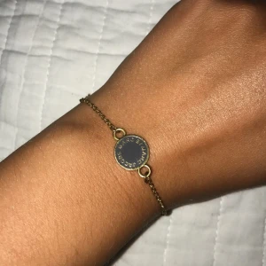  - Säljer mitt armband från Marc by Marc Jacobs, guldfärg, brickan är gråaktig i färgen.  Defekter under brickan. Annars fint skick ☺️