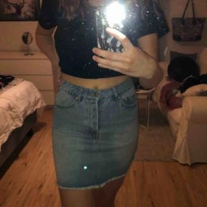  - Jeanskjol ifrån BikBok, använd väldigt lite. Sitter jättebra på, lagom längd etc. Frakt tillkommer.