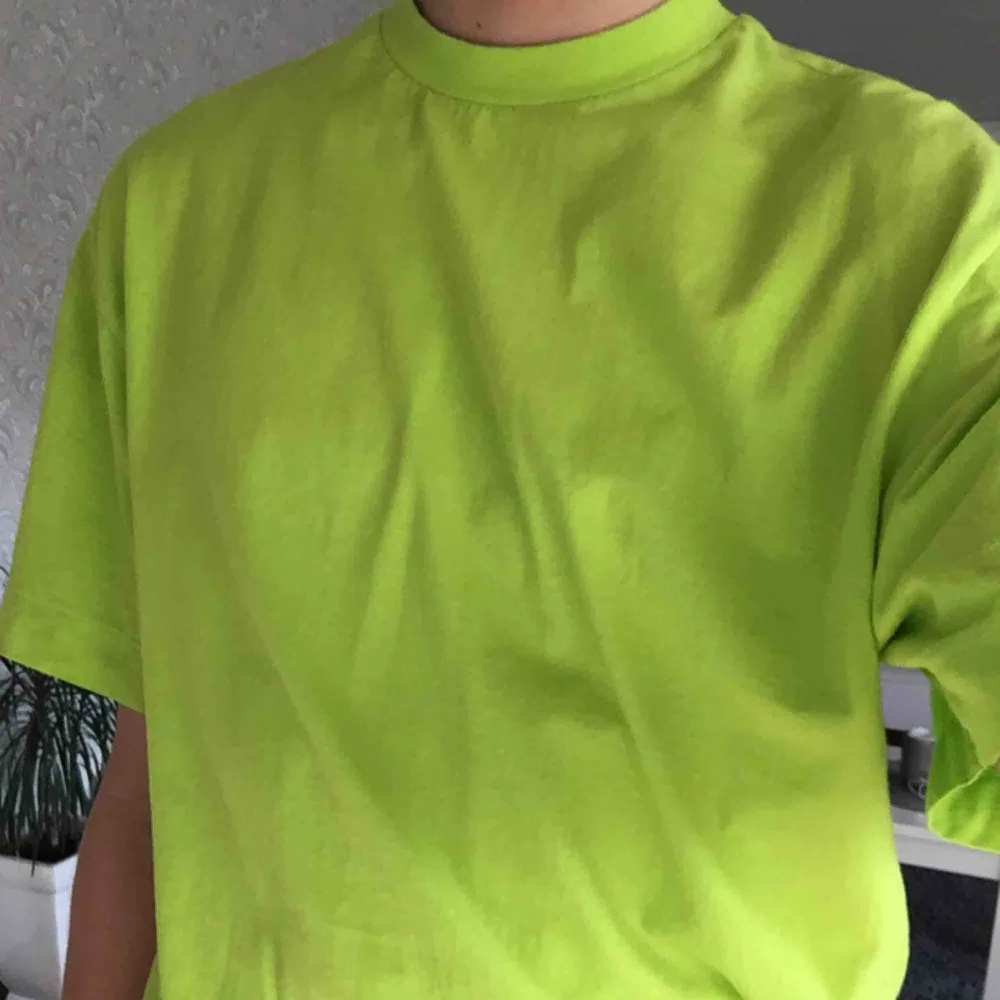 Neon grön T-shirt från Asos i oversize-modell (storlek L). Knappt använd och i toppen skick! :) . T-shirts.