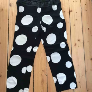  - Prickiga byxor i viskos