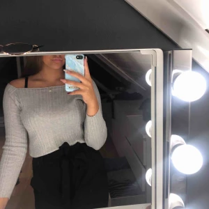  - Tröja från en butik i Spanien. Väl använd men inget trasigt och i ett bra skick. Passar för både S och M.  Möts upp i Sthlm eller fraktar. Skriv för mer information om plagget!