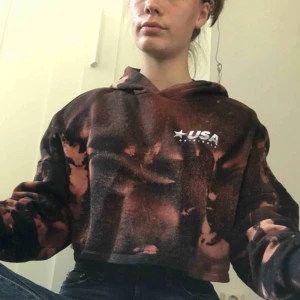  - Croppad hoodie från hm men coolt tryck. Har själv blekt den med klorin och fått fram mönstret. Supersnygg till cykelbyxor.  Frakt på 36kr tillkommer 