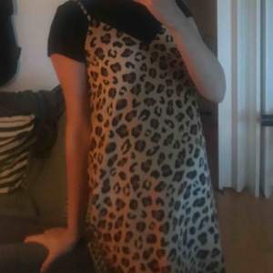 En leopard mönstradklänning ifrån Monki i storlek XS
