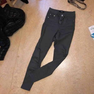  - Mörkgrå jeans. Bra skick