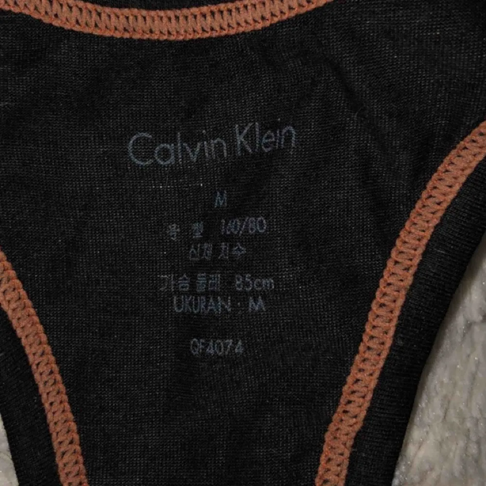Calvin Klein top, köpt för 449. Använd max 10 gånger. Riktigt skönt material, mjukt och stretchigt. Säljer pga två likadana.. Toppar.