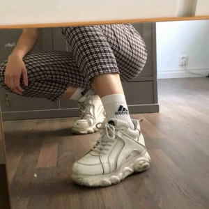  - Buffalo sneakers, slitna och välanvända, ser nog mycket bättre ut  efter en tvätt eller två! True to size. Frakt på 100kr ingår i priset MEN pris kan diskuteras! 😁