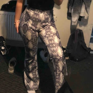  - Sjukt snygga och bekväma snakeprint byxor i bootcut modellen. Najs att ha hemma och till vardags/fest, piffar lätt upp en outfit!