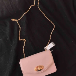  - Helt ny väska med prislapp kvar