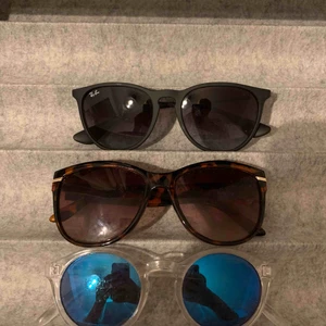  - Solglasögon från lite olika märken, dom svarta från ray-ban kostar 55kr och dom andra två 35! 💗💗 frakt står för köparen! Skulle säga att dom svarta är i skick 8/10 och dom vita 5/10 och dom bruna 7/10, lite små repor! 