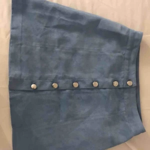  - Mocka kjol Endast prövad  Fraktar gärna men står ej för frakten  Tar swish:)