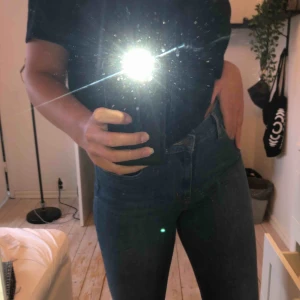  - Levis jeans i ”high rise skinny” modell. Fåtal gånger använda. Dvs väldigt bra skick. Stretchiga så skulle nog passa 31 också. Jag är 176 cm lång. 