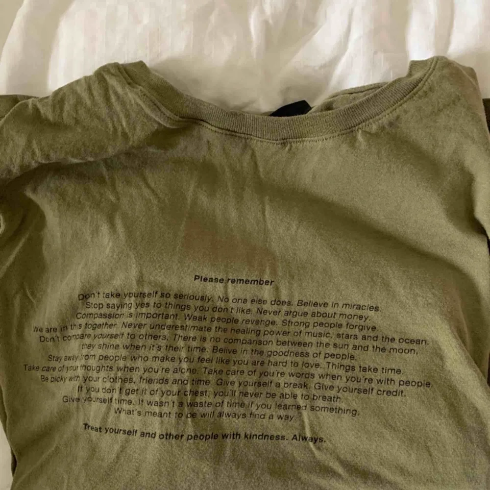 Militärgrön t-shirt med text. Bara använd en gång. T-shirts.