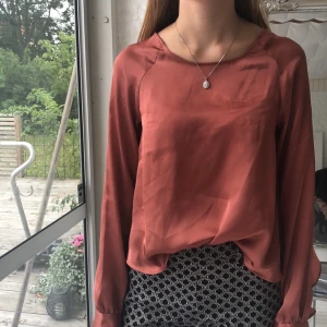  - Blus från ivyrevel, är i storlek XS men känns mer som en S Frakt 40kr 