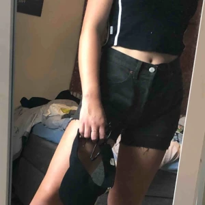  - Supersnygga shorts från levi’s, de är baggy i modellen & är supersnygga & väldigt vintage. 🖤 köparen står för frakt!!