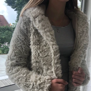  - Pälsjacka från hollister  Frakt 70kr 
