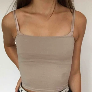  - Skitsnyggt linne från Gina! Väldigt lätt att matcha med vad som helst och kan även användas som layeringplagg! Jag har storlek XS och den passar perfekt på mig. Säljer eftersom att jag slutat använda den