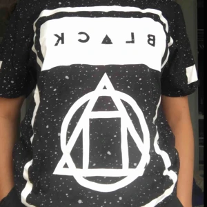  - En skitcool svart t-shirt från New yorker. Använt ett fåtal gånger och den är i bra skick. Står att den är i storlek L men skulle passa på en M. Ganska lång. Köparen står för frakt, Annars kan jag mötas upp i Stockholm