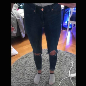  - Ett par mörkblåa jeans från Ginatricot med hål på knäna. Skriv för flera bilder  Köpar betalt fraktpris Kan mötas upp om du bor i närheten av Karlstad 