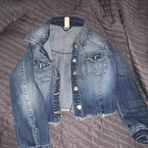  - storlek XS, croopad jeansjacka 