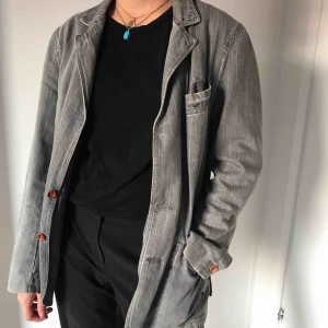  - Jacka från en vintage butik. Har någon fläck vid armen men annars ren. I jeansmaterial