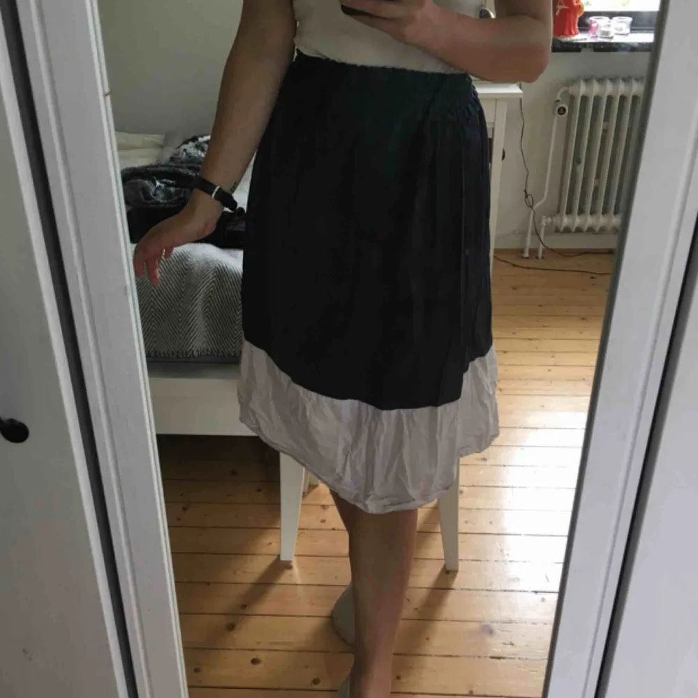 Finaste kjolen från H&M! Köpte förra sommaren och har använt en del men fortfarande i väldigt gott skick!! Blir såklart finare när den är stryken 😄. Kjolar.