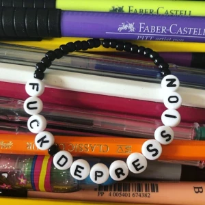 Bokstavsarmband - Designar personliga textarmband- Här ovan syns ett exemplar på ett "Style Standard armband". Besök min plick för att se mer stilar på designs. Text väljer givetvis alltid du själv som kund♡