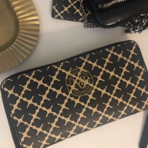 Plånbok - Plånbok från Malene Birger. Typ aldrig använd bara legat som prydnad i rummet så som ny. Köpt för 1600kr. Köparen står för frakt 
