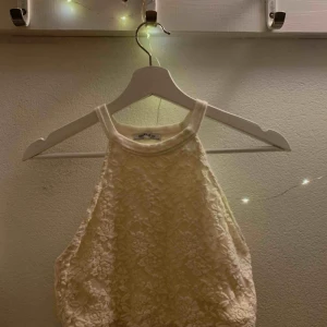  - Säljer denna super söta top från zara som tyvärr är för liten!💔 finaste linnet jag äger! Sparsamt använd, Frakt tillkommer!✨
