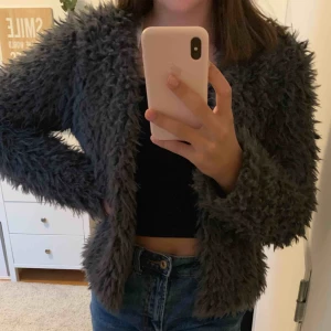  - En super snygg fake päls kofta från Gina Tricot. En mörkgrå mysig kofta som är använda 2 gånger. Kan mötas i Stockholm men annars står köparen för frakten🌟