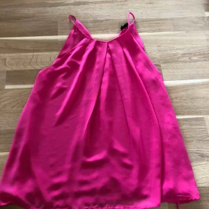  - Snyggt linne i en djup rosa färg 