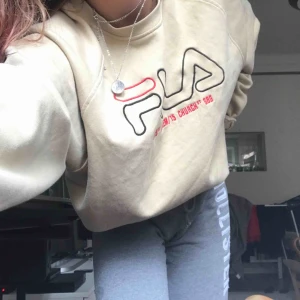  - Jätte skön och snygg fila overzize sweatshirt besh. Endast använd ett fåtal gånger. Väldigt bra skick 