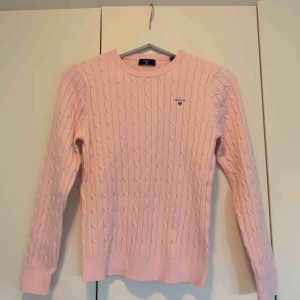  - Rosa ribbstickad Gant tröja barnstorlek 170
