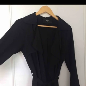  - Snyggaste trenchcoaten från bikbok! Storlek S