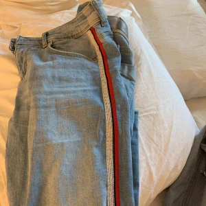  - Byxor från zara inte använda mycket o vill verkligen bli av med frakt tillkommer !! 