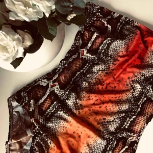  - Fin baddräkt i coolt ormmönster. Använt som en body 