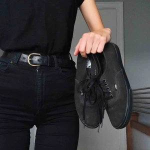  - Sjukt coola helsvarta vans i en nättare/ mindre klumpig modell. Passar perfekt till hösten. De är sparsamt använda och i gott skick.   Kan mötas upp i Kristianstad eller Lund annars står köparen för frakt. (63kr)